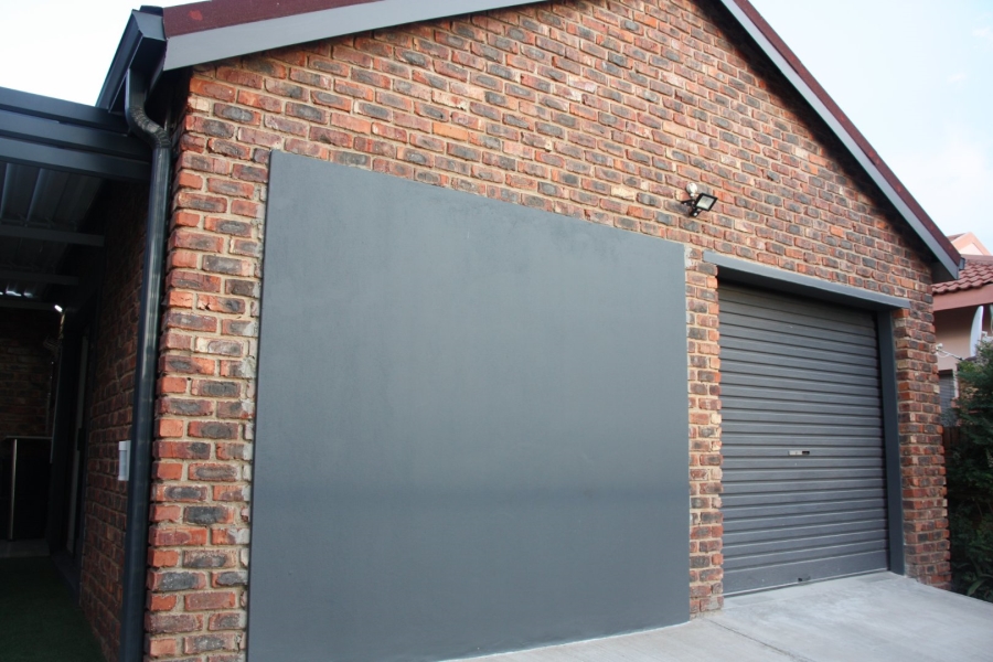 5 Bedroom Property for Sale in Langenhovenpark Free State